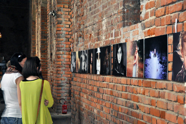 Biel, czerń, kolor i zabytkowe cegły