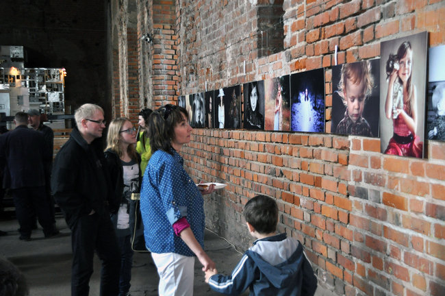 Biel, czerń, kolor i zabytkowe cegły