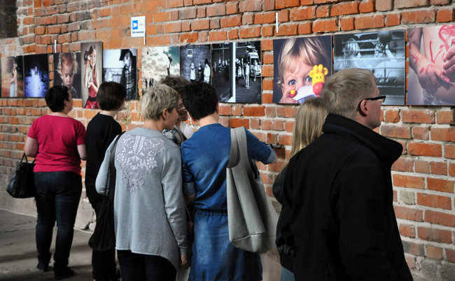 Biel, czerń, kolor i zabytkowe cegły