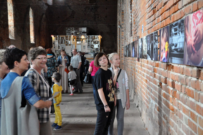 Biel, czerń, kolor i zabytkowe cegły