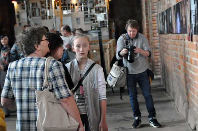 Biel, czerń, kolor i zabytkowe cegły