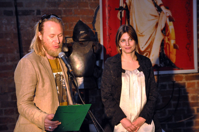 Biel, czerń, kolor i zabytkowe cegły