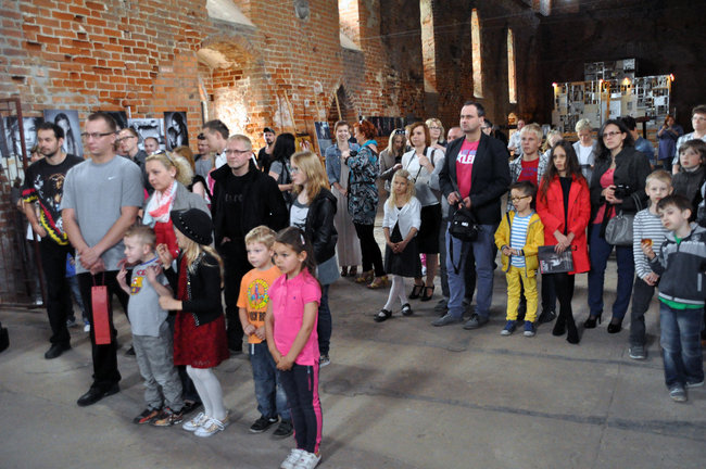 Biel, czerń, kolor i zabytkowe cegły