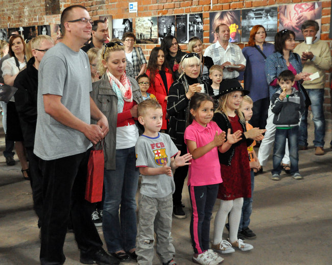 Biel, czerń, kolor i zabytkowe cegły