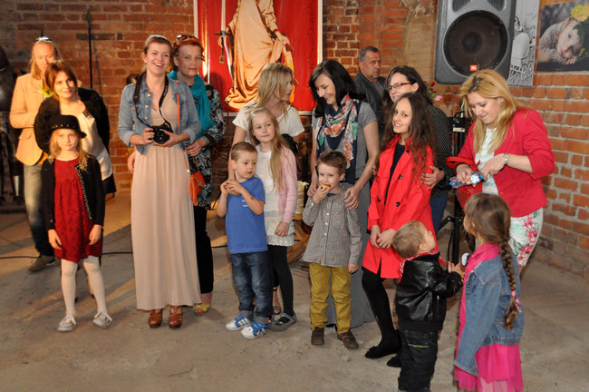 Biel, czerń, kolor i zabytkowe cegły