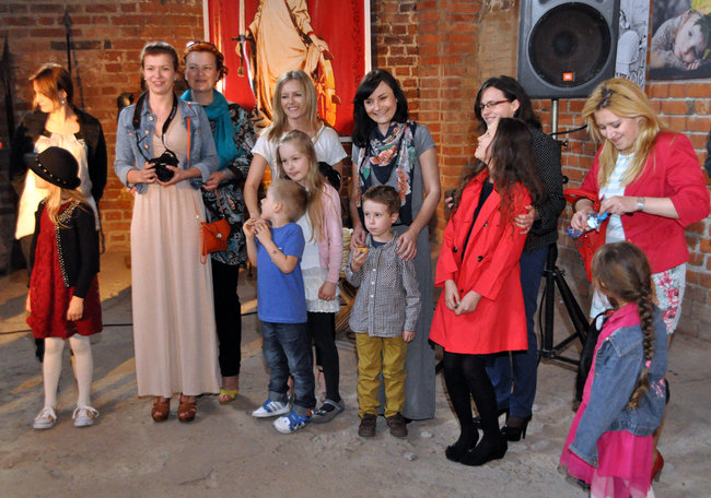 Biel, czerń, kolor i zabytkowe cegły