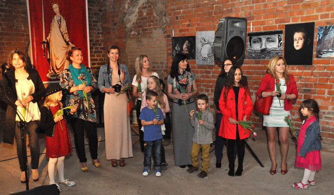 Biel, czerń, kolor i zabytkowe cegły