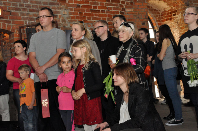 Biel, czerń, kolor i zabytkowe cegły