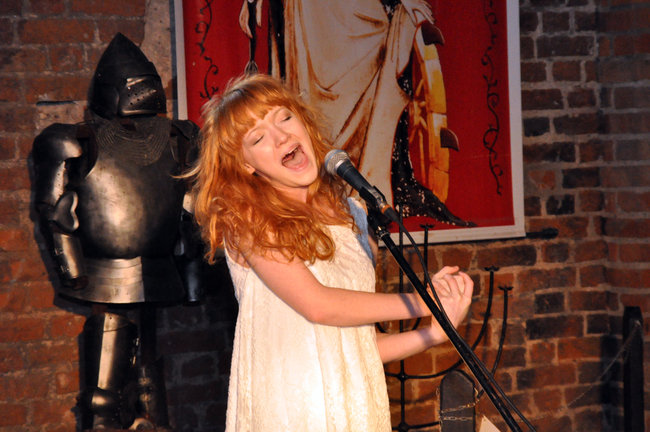 Biel, czerń, kolor i zabytkowe cegły