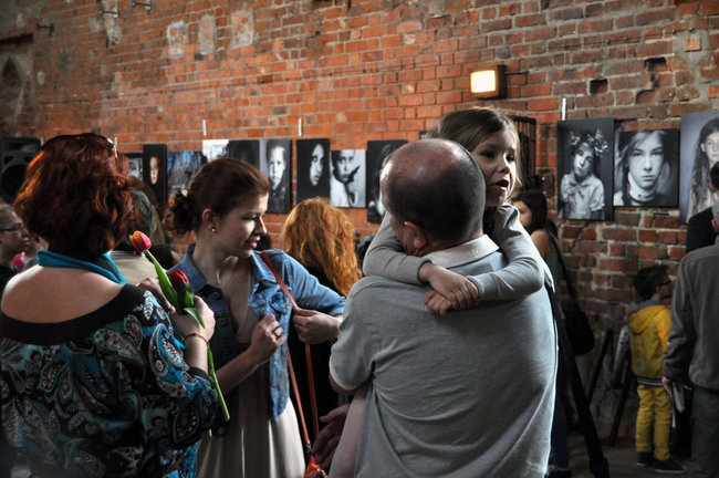 Biel, czerń, kolor i zabytkowe cegły