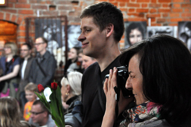 Biel, czerń, kolor i zabytkowe cegły