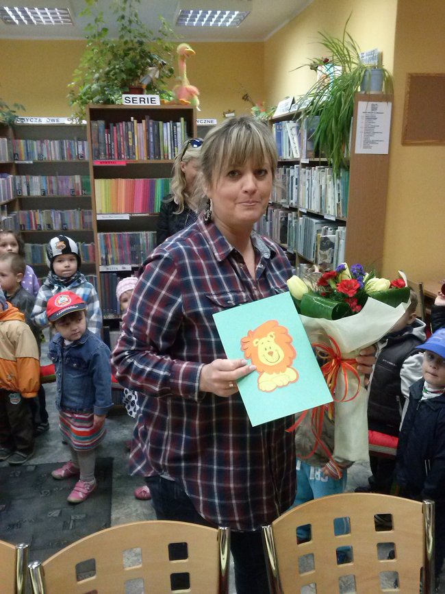 Przedszkolaki złożyły życzenia bibliotekarzom