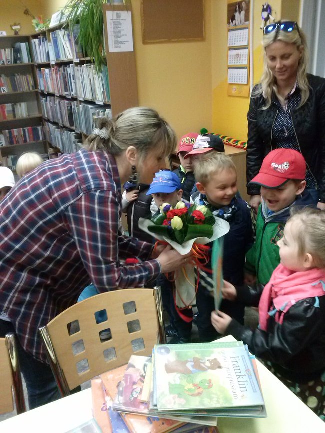 Przedszkolaki złożyły życzenia bibliotekarzom