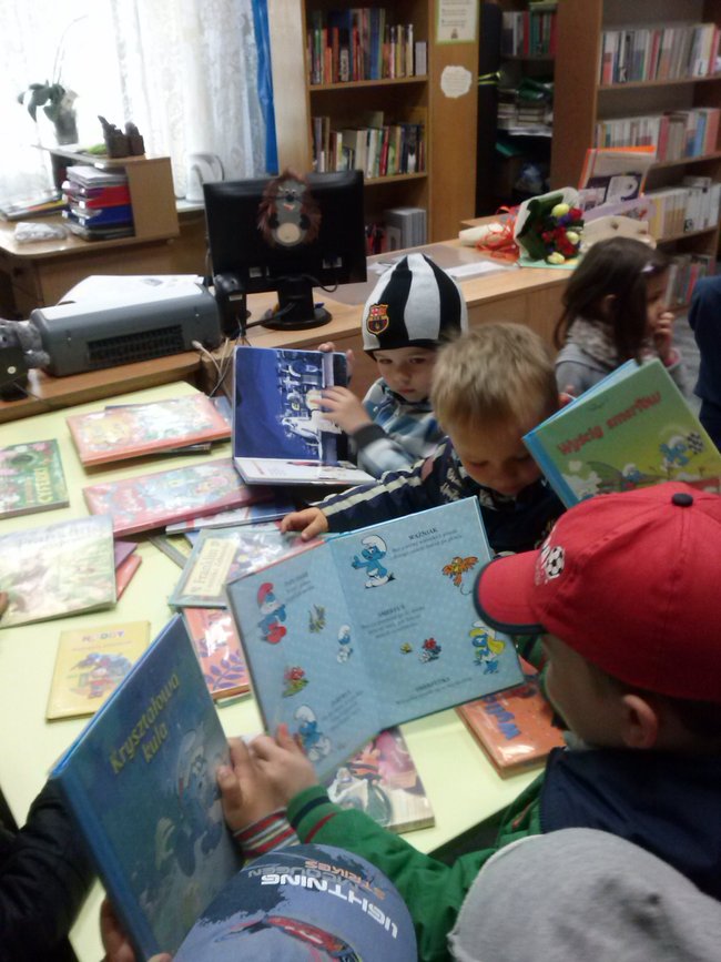 Przedszkolaki złożyły życzenia bibliotekarzom