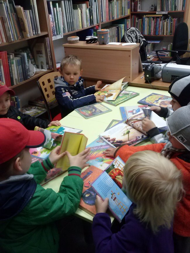 Przedszkolaki złożyły życzenia bibliotekarzom