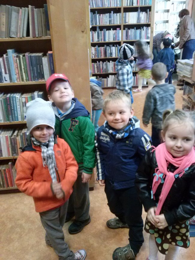 Przedszkolaki złożyły życzenia bibliotekarzom