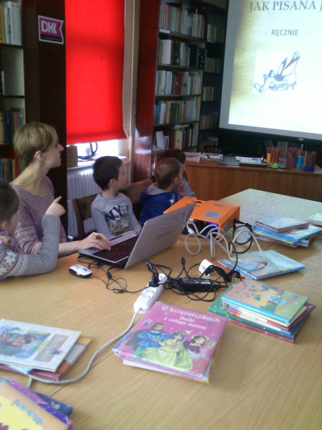 Przedszkolaki złożyły życzenia bibliotekarzom