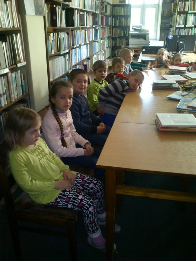 Przedszkolaki złożyły życzenia bibliotekarzom