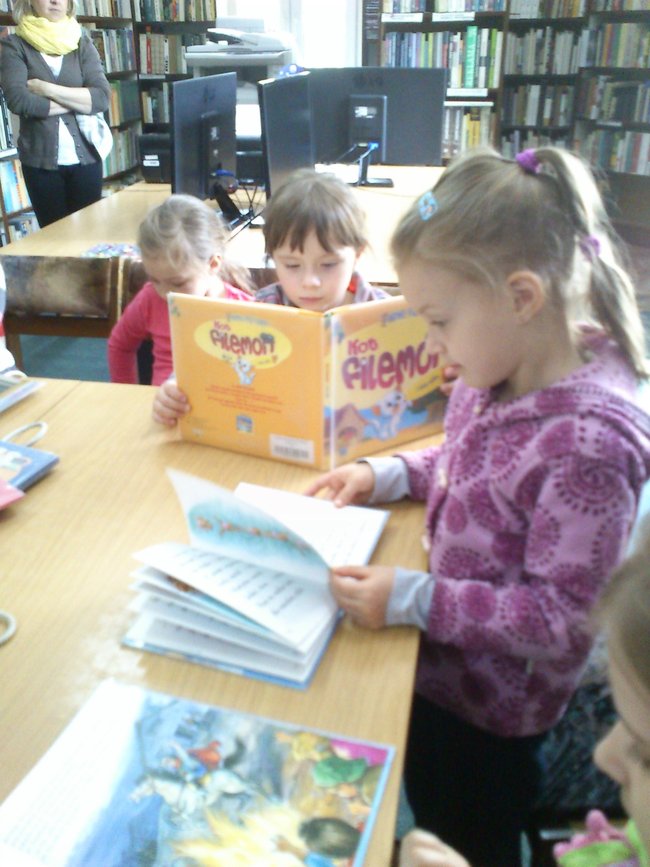 Przedszkolaki złożyły życzenia bibliotekarzom