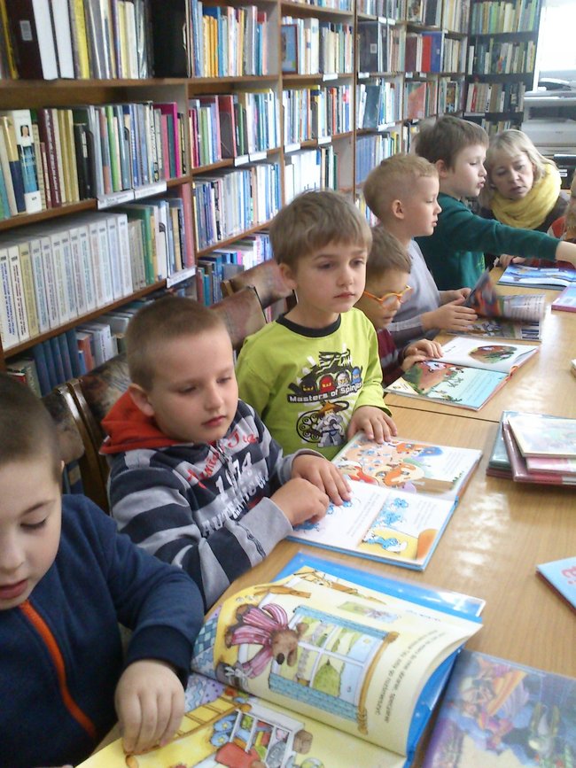 Przedszkolaki złożyły życzenia bibliotekarzom