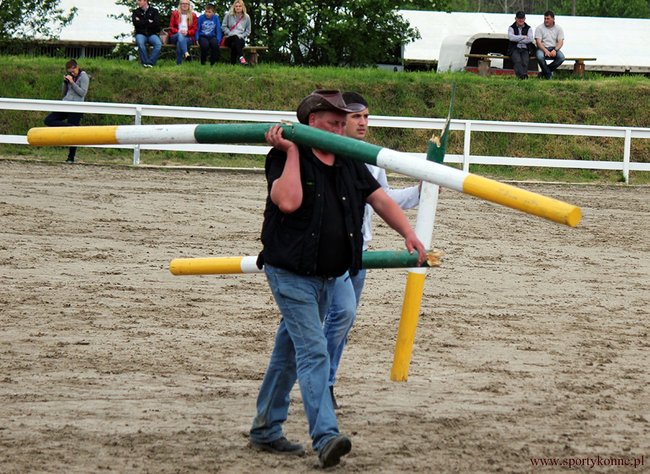 Zawody skokowe w Kwiekach