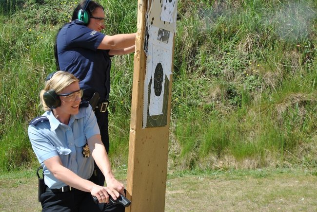 Policjanci na strzelnicy