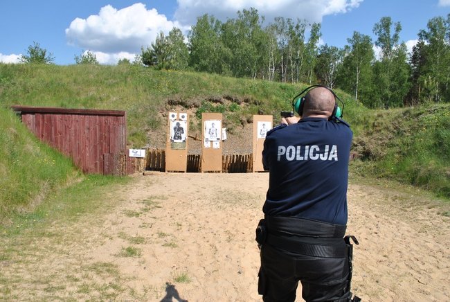 Policjanci na strzelnicy