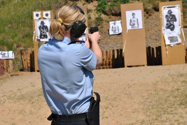 Policjanci na strzelnicy