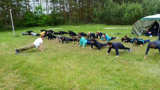 Uczniowie Menedżera i survival