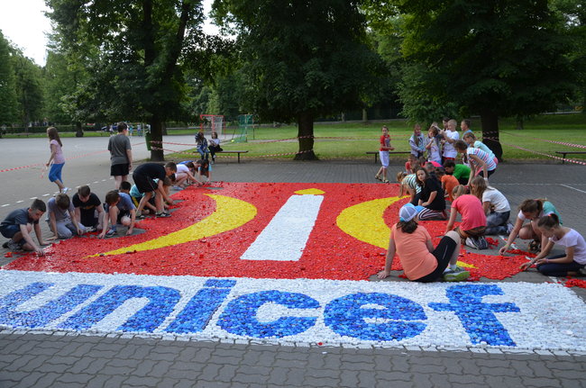 UNICEF i Świecie w herbie z zakrętek
