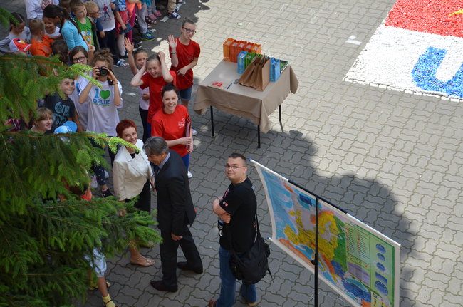 UNICEF i Świecie w herbie z zakrętek