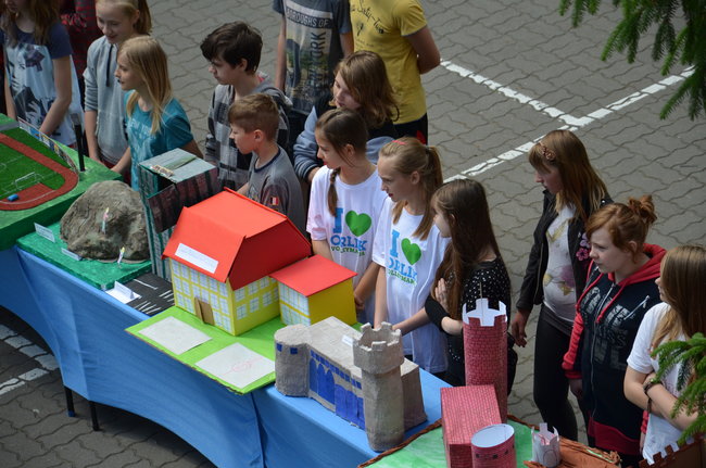 UNICEF i Świecie w herbie z zakrętek