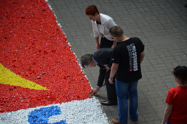 UNICEF i Świecie w herbie z zakrętek