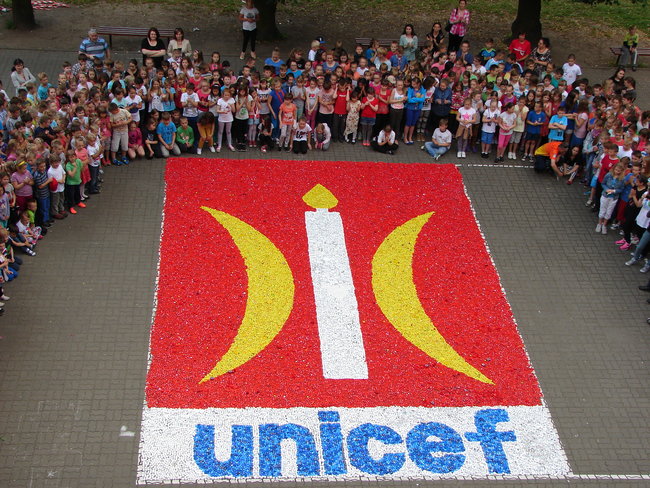 UNICEF i Świecie w herbie z zakrętek