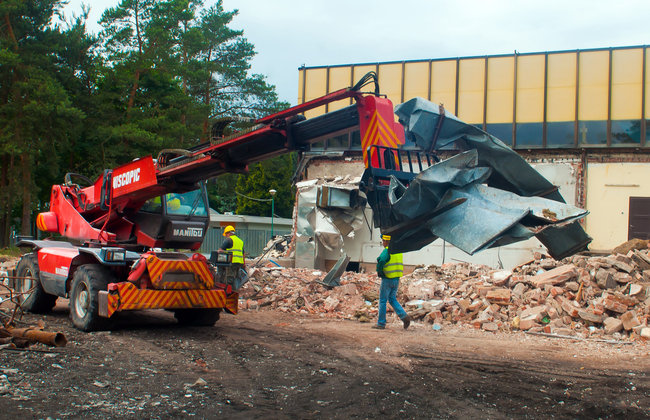 Rozbierają stary basen