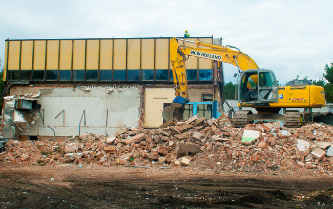 Rozbierają stary basen