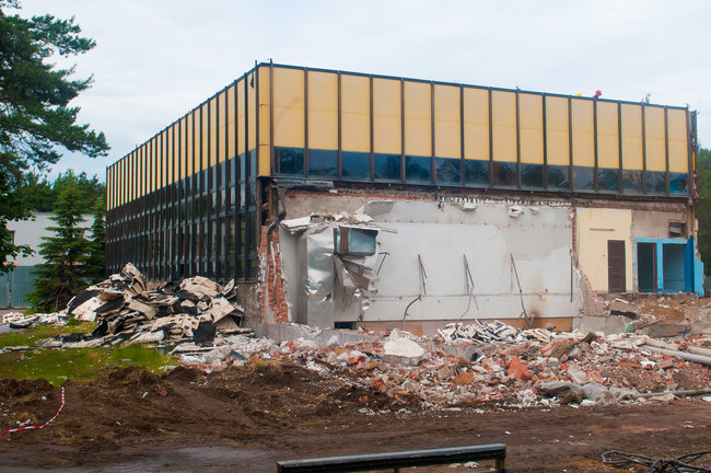 Rozbierają stary basen