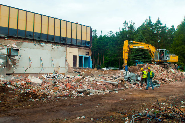 Rozbierają stary basen