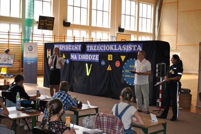 Bezpieczny trzecioklasista na drodze