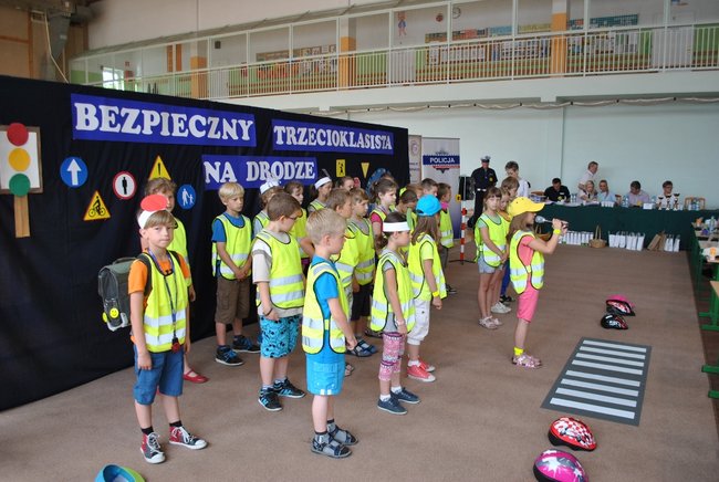 Bezpieczny trzecioklasista na drodze