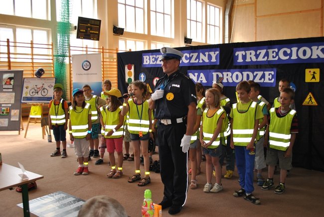 Bezpieczny trzecioklasista na drodze