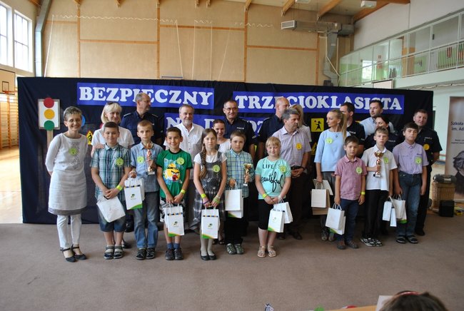 Bezpieczny trzecioklasista na drodze