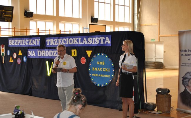 Bezpieczny trzecioklasista na drodze
