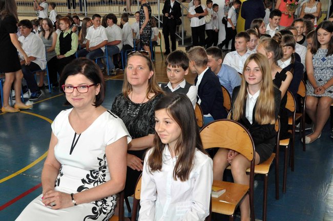 Łzy na pożegnanie szkoły