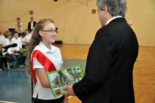 Łzy na pożegnanie szkoły