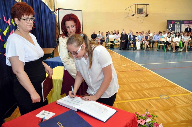 Łzy na pożegnanie szkoły
