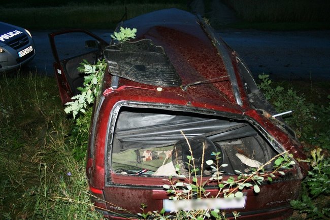 Kompletnie rozbity opel astra