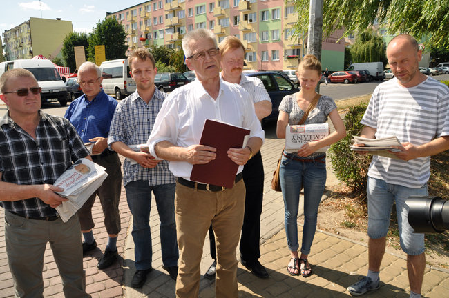PiS rozdaje gazety i chce przejąć władzę