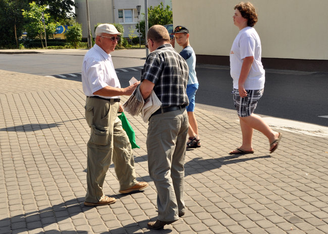 PiS rozdaje gazety i chce przejąć władzę