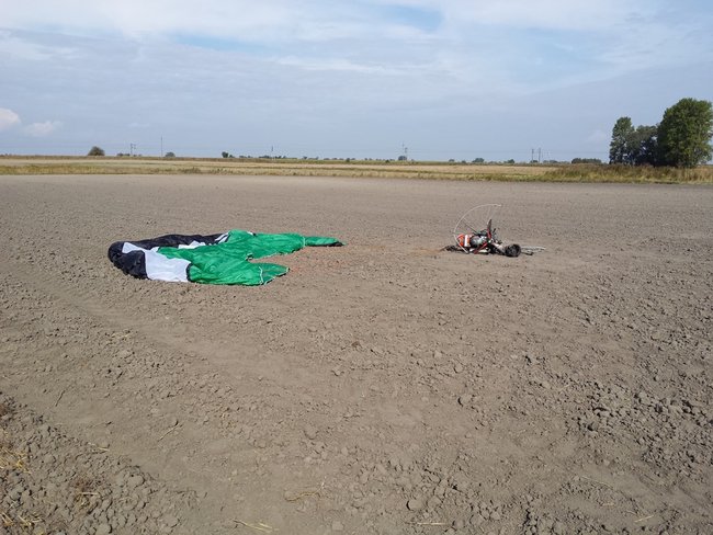 Paralotniarz spadł na pole